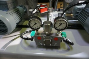 Bijur Delimon DR401A0303 - Reversing valve DR4-1 - 200 bar - 2 Proximity switch - 2 Manometer and mounting bracket